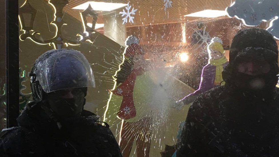В магазине Roshen неподалеку от СИЗО СБУ повредили витрину (Фото: BBC)