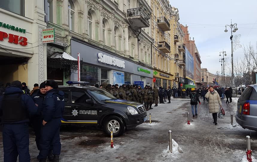 Полиция перекрыла въезды к Печерскому суду, территорию вокруг здания усилили силовики (Фото: Фото: Kristina Berdynskykh via Facebook)