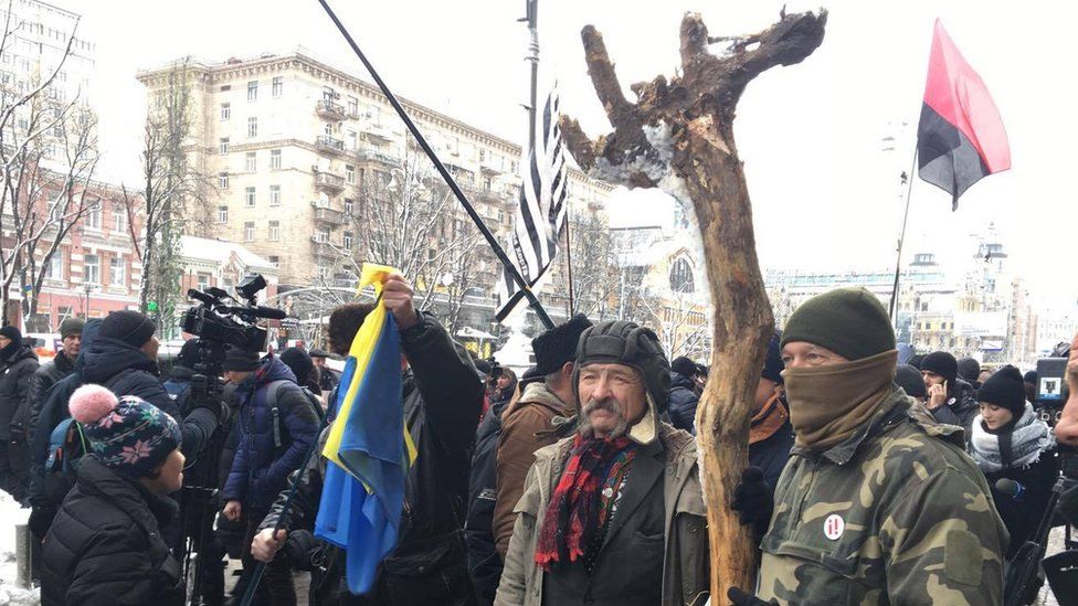 Зранку понеділка під будівлею Печерського райсуду збираються прихильники Саакашвілі (Фото: BBC)