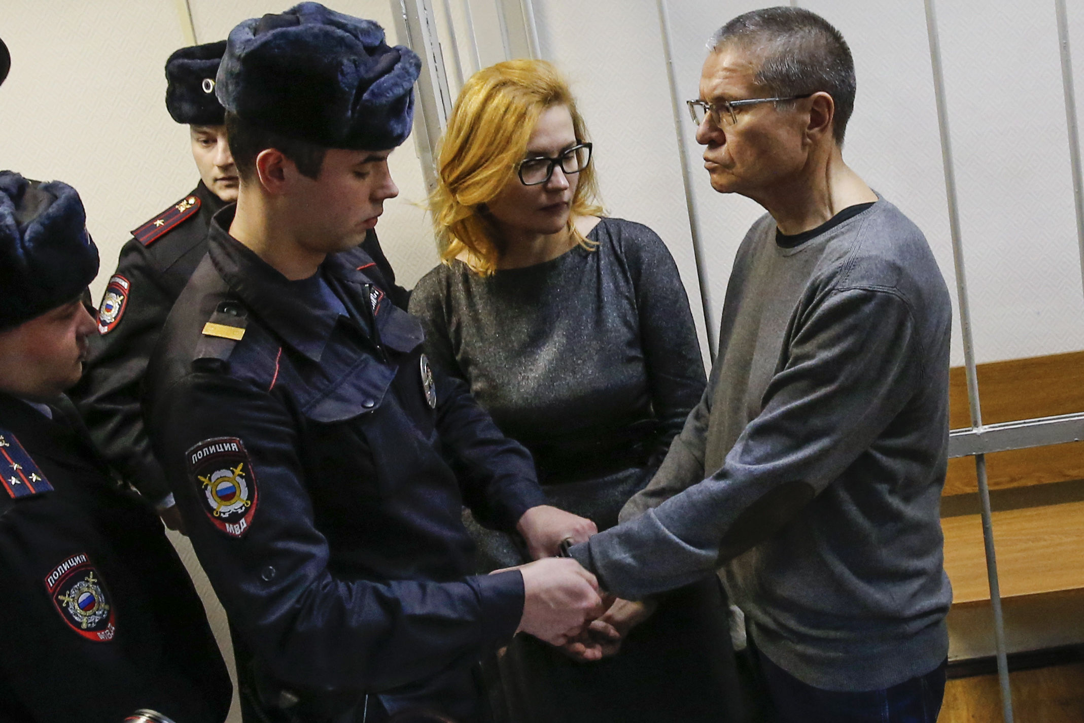 Пока конвой надевал на Улюкаева наручники, он сказал, что считает приговор несправедливым