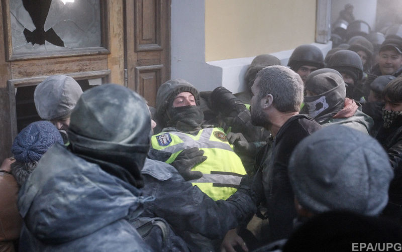 Столкновения возле Октябрьского дворца (Фото:  )