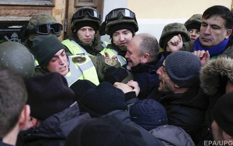 Михеил Саакашвили (крайний справа) во время штурма Октябрьского дворца