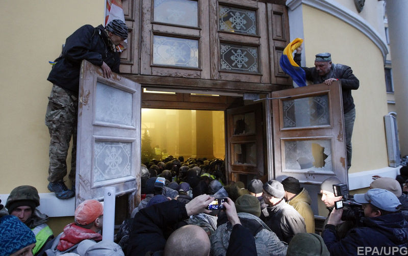 Активисты штурмуют Октябрьский дворец (Фото:  )