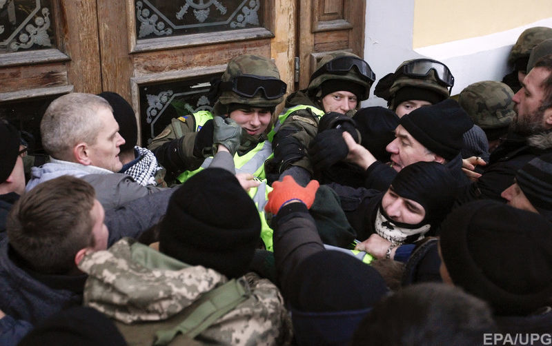 Активисты штурмуют Октябрьский дворец в Киеве