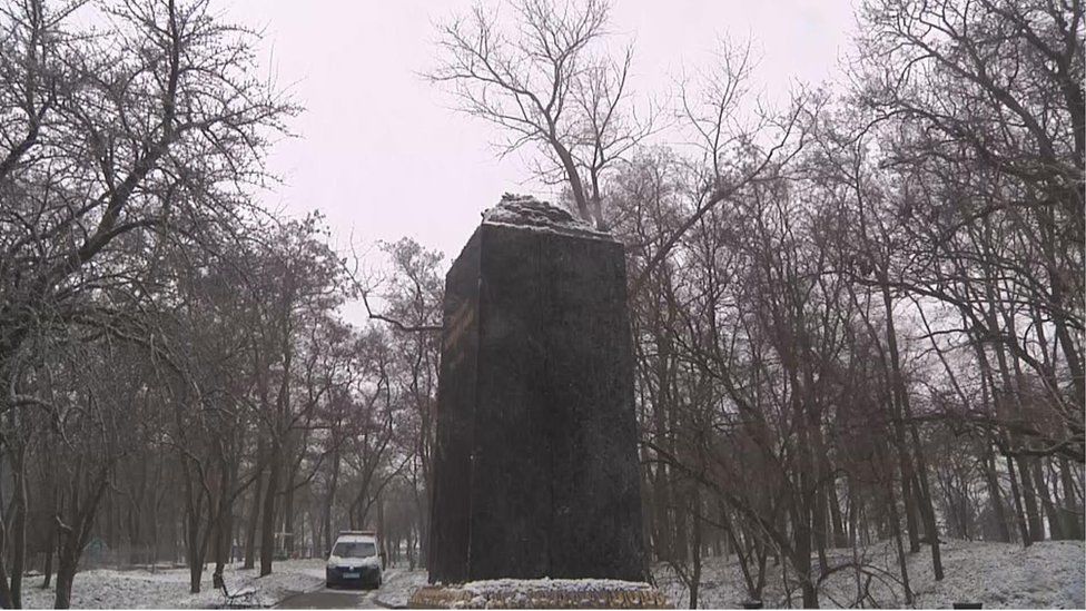 Разрушенный памятник Михаилу Коцюбинскому (Фото: BBC)