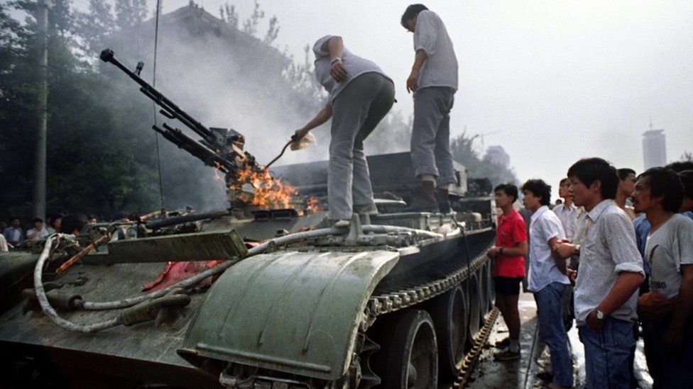 4 червня 1989 рік. Демонстранти підпалюють бронетранспортер, який влада пригнала на площу Тяньаньмень