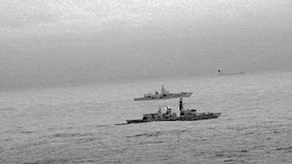 HMS St Albans эскортирует 