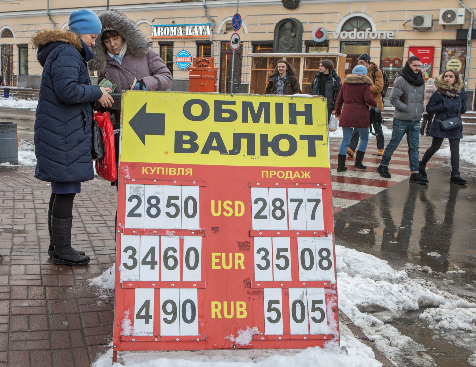 А гривни здесь стойкие - фото