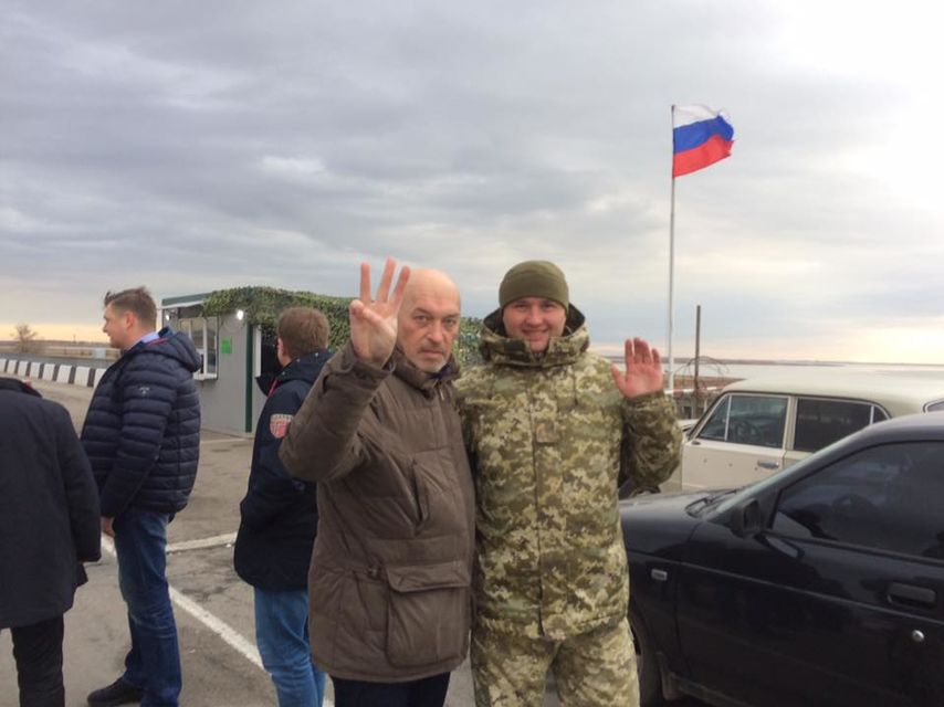 Тука (слева) сообщил, что обращался к президенту с просьбой ввести военное положение, когда возглавлял Луганскую ОГА