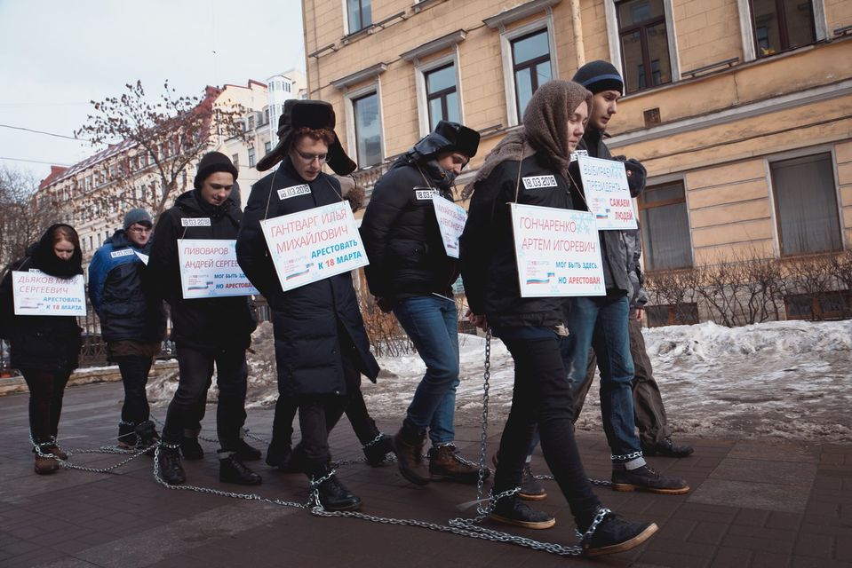 Колонна участников акции в виде заключенных символизировала активистов из 