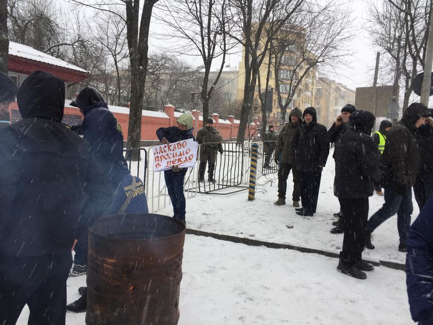 Правые активисты пикетируют российское диппредставительство во Львове 