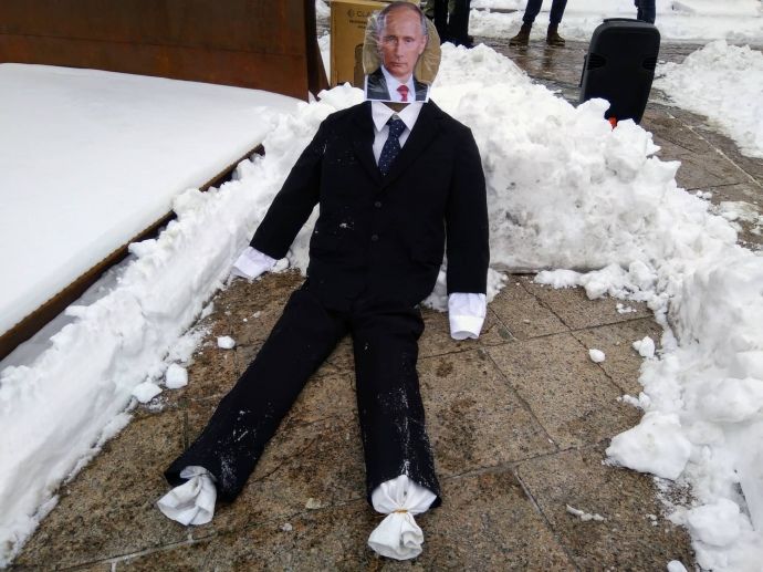  На Майдан принесли куклу с фотографией Владимира Путина 