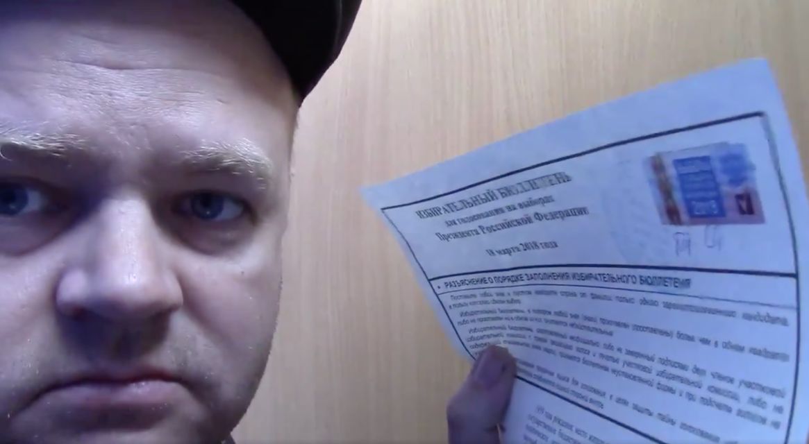 Житель Омска ест бюллетень