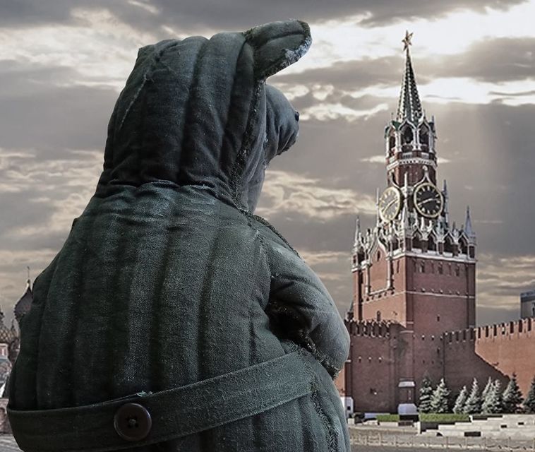 Красноярский художник Василий Слонов создал в честь президентских выборов в России ватного Ждуна