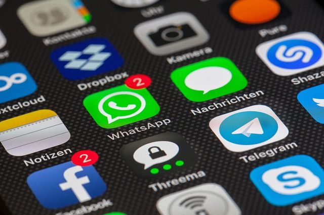 Создатель WhatsApp призвал удалить Facebook