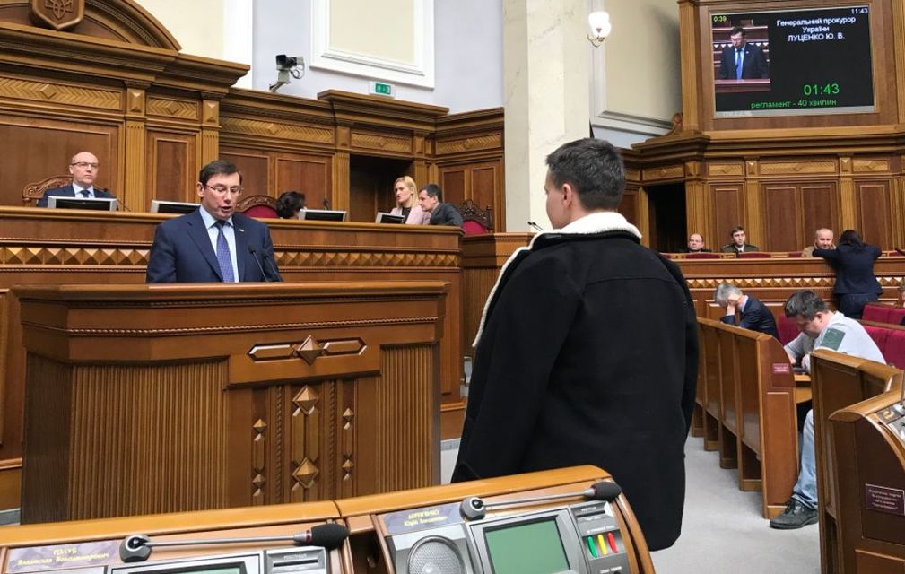 Во время выступления Луценко Савченко неожиданно выкрикнули 