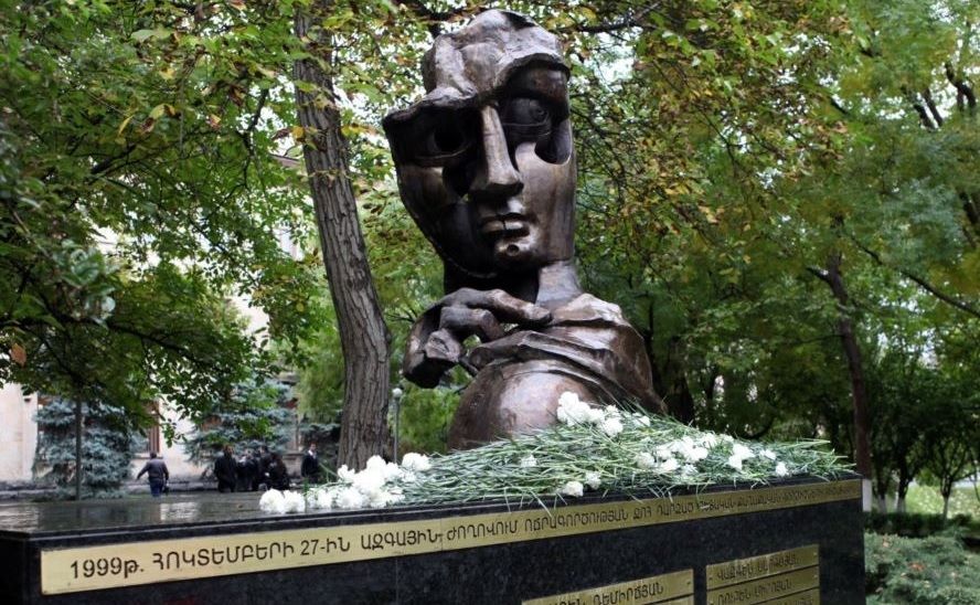 Памятник депутатам и членам правительства Армении, погибшим в 1999 году в результате нападения боевиков
