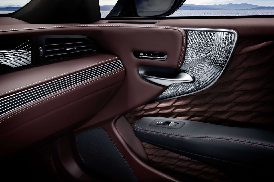 Создание декоративной панели полностью отражает философию дизайна Lexus