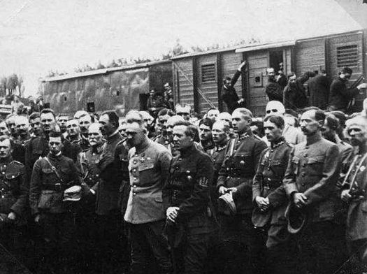 Петлюра та Пілсудський серед українських та польских офіцерів (Фото: Фото: Wikipedia)