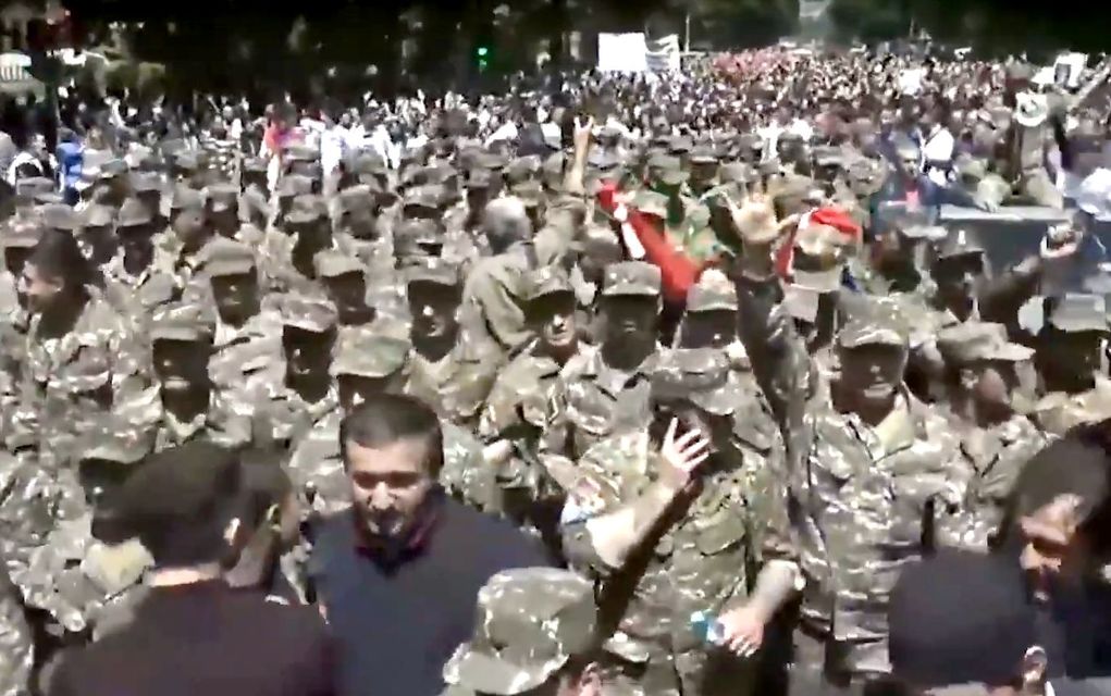 Вместе с солдатами к митингу присоединился и подполковник армянской армии