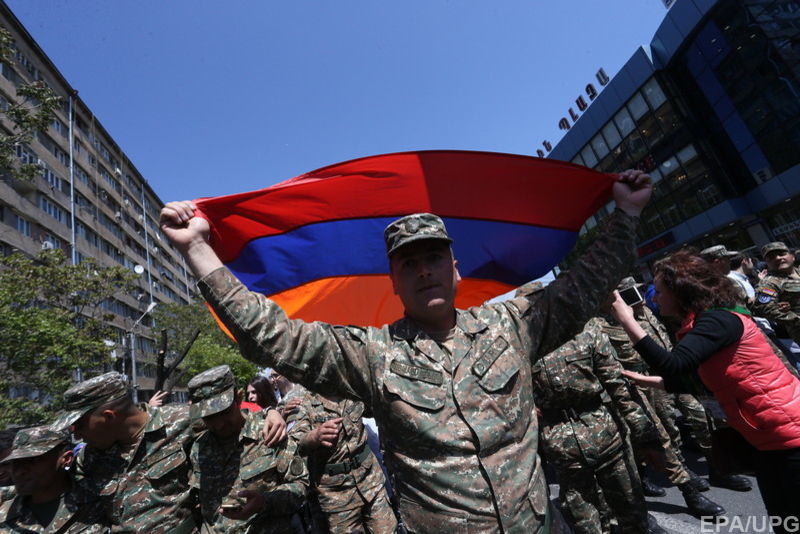 К протестам в Армении присоединились военные