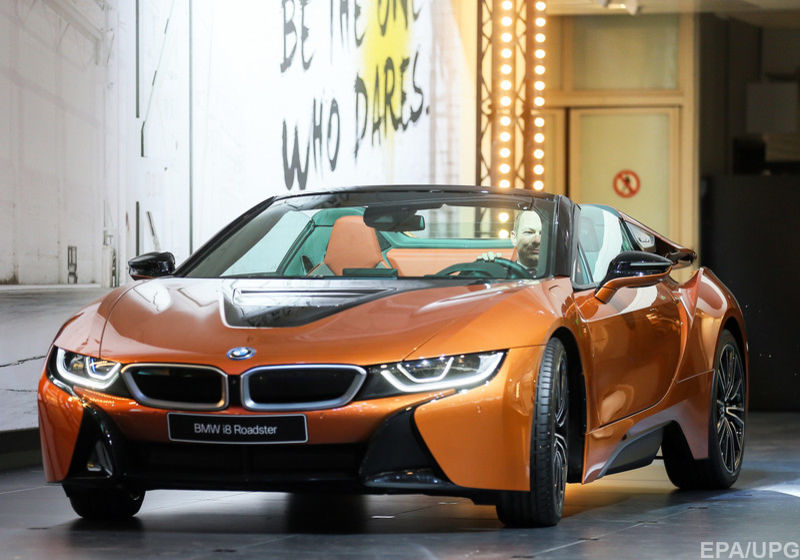 Один из самых современных автомобилей - BMW i8 на выставке в Брюсселе, январь 2018-го