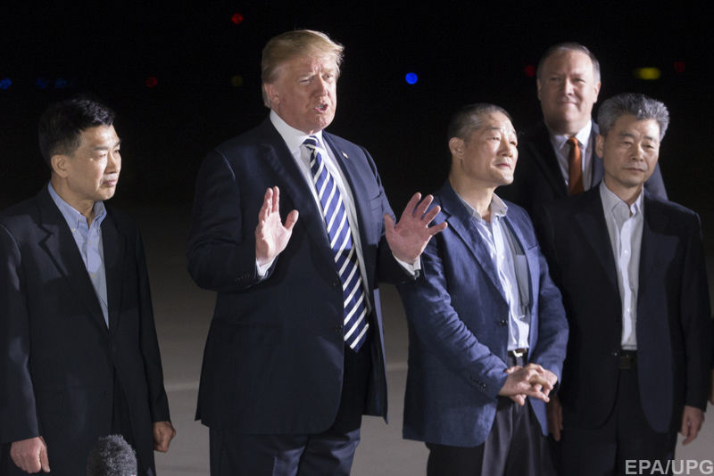 Трамп и Майк Помпео вместе с освобожденными Северной Кореей гражданами США, 10 мая 2018 года