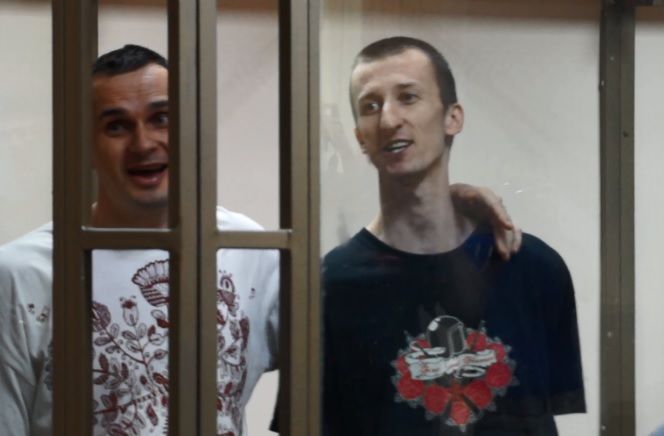 Сенцов (ліворуч) та Кольченко (праворуч) незаконно засуджені Росією за тероризм (Фото: Скріншот Радіо Свобода)
