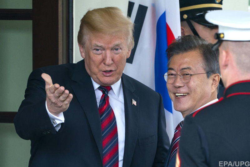 Дональд Трамп проводит переговоры с Мун Чже Ином