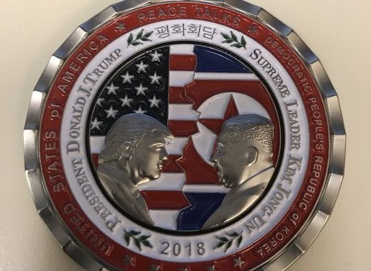 Белый дом уже выпустил памятную монету в честь встречи Трампа с Ким Чен Ыном, которая может не состояться (Фото: Фото: @PeterAlexander)