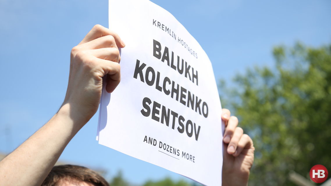 Поддержать Сенцова пришли литераторы, общественные деятели и художники