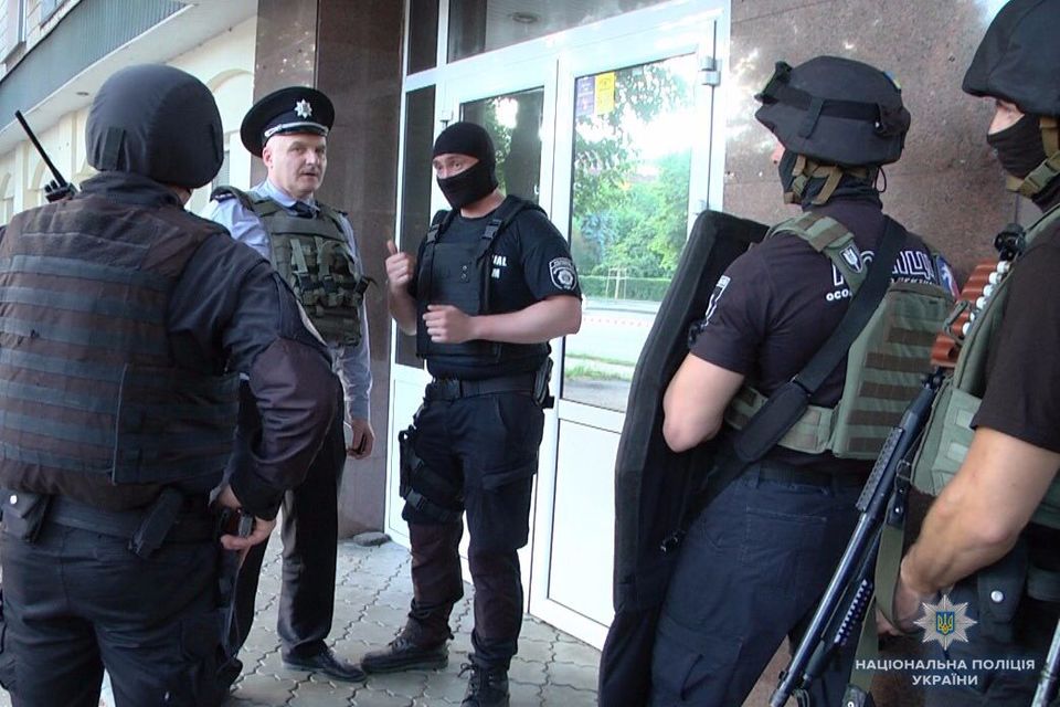  Працівники поліції з'ясовують всі обставини і мотиви вчинення злочину  (Фото:  Фото: npu.gov.ua )