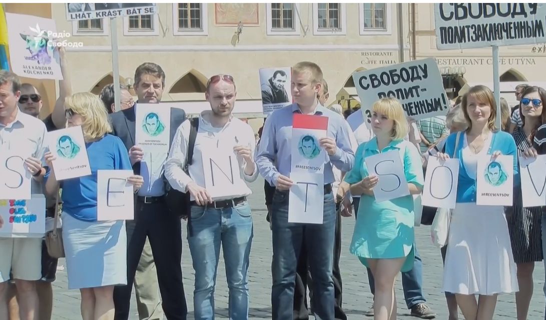 Активісти стали півколом, тримаючи в руках літери, якими було викладено заклик Save Oleg Sentsov (Фото: Кадр відео)