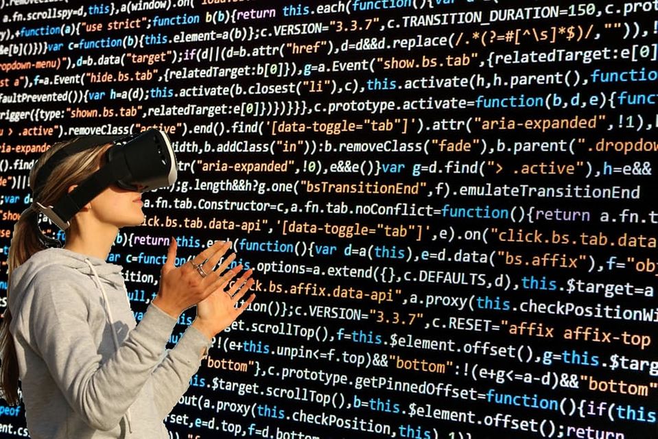 трудно найти отрасль, в которой не применяются VR-технологии: финансы, промышленность, разработка, здравоохранение, оборона, образование, медиа, ритейл, авиастроение (Фото: Фото: pixabay.com)