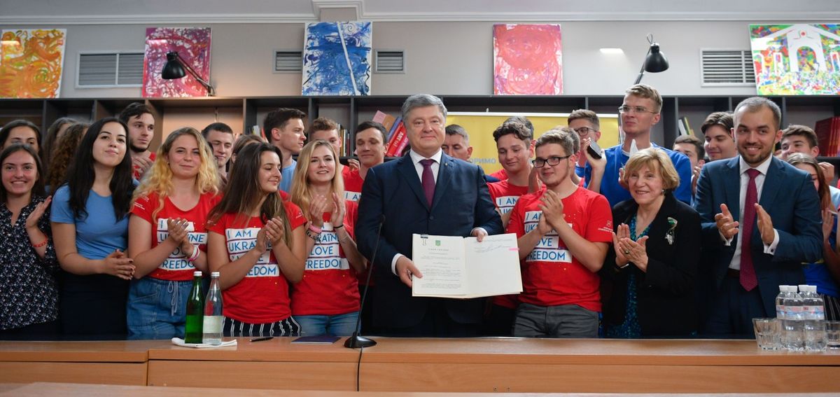Порошенко подписал документ в присутствии студентов Украинской академии лидерства (Фото: Фото: пресс-служба президента)