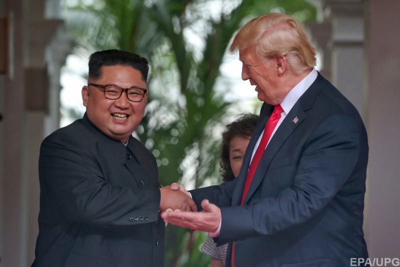  Трамп попросив фотографів зняти їх з Кім Чен Ином 
