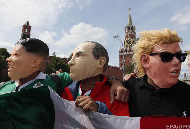 Мексиканские футбольные фанаты на Красной площади в Москве в масках Ким Чен Ына, Путина и Трампа 