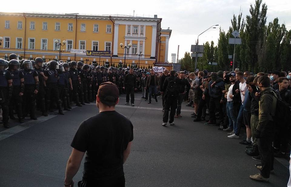  Мужчины, настроенные против Марша равенства, пытались перекрыть дорогу мирному шествию (Фото:  Фото: С14 )