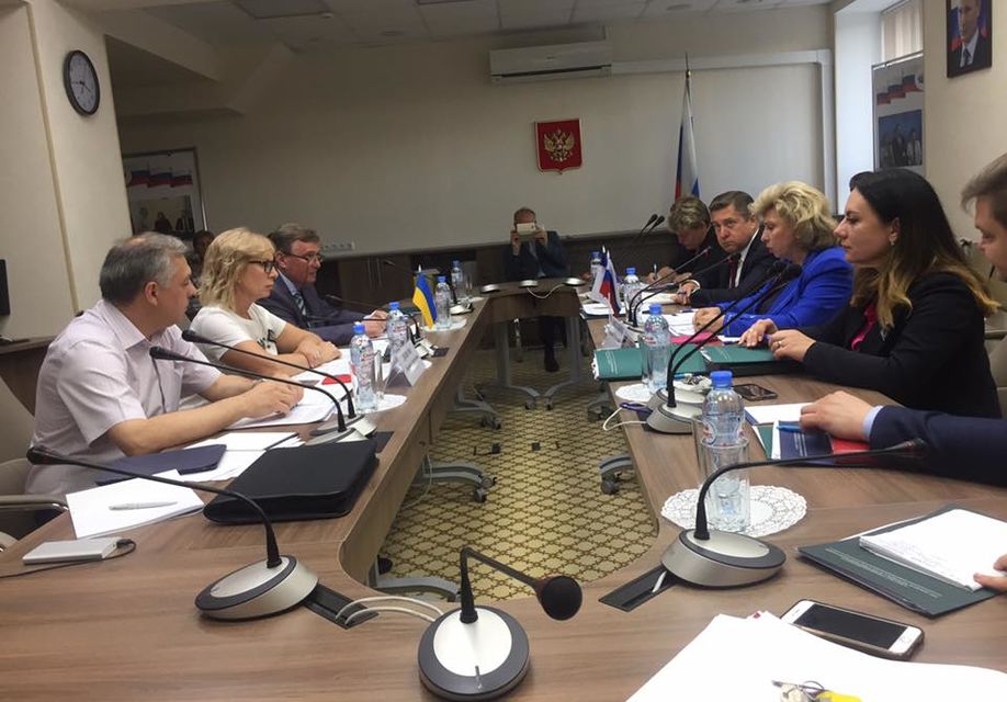  Кремль не визнає, що були зірвані домовленості. На фото - зустріч Денисової і Москалькової 18 червня  (Фото:  Фото: Людмила Денисова/Facebook)