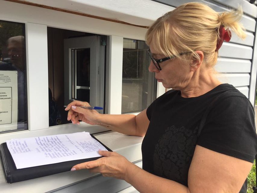  Денісова не змогла потрапити в колонію до Сенцова  (Фото:  Фото: Людмила Денисова via Facebook)