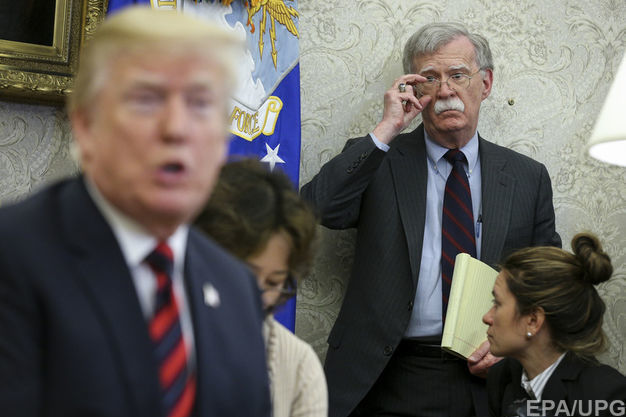Джон Болтон (на заднем плане) едет в РФ для подготовки встречи Трампа с Путиным