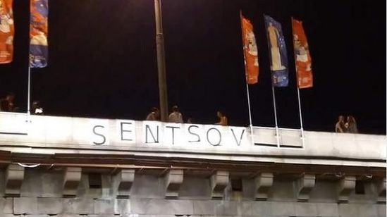 Активисты вывесили напротив Кремля плакат в поддержку Сенцова (Фото: Фото: Юлия Галямина/Twitter)