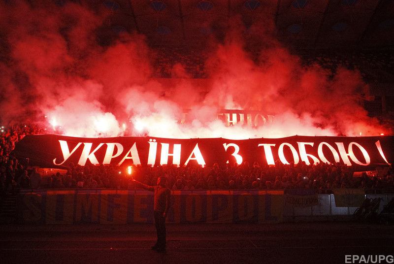  Активисты заняли центральные трибуны стадиона и разместили баннер 