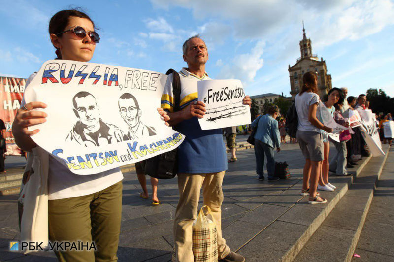 Присутні вийшли з плакатами #SaveOlegSentsov та Свободу політв’язням