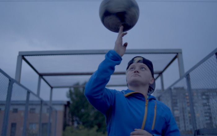 Фильм изображает жизнь 20-летней футболистки (Фото:  Скриншот из видео)