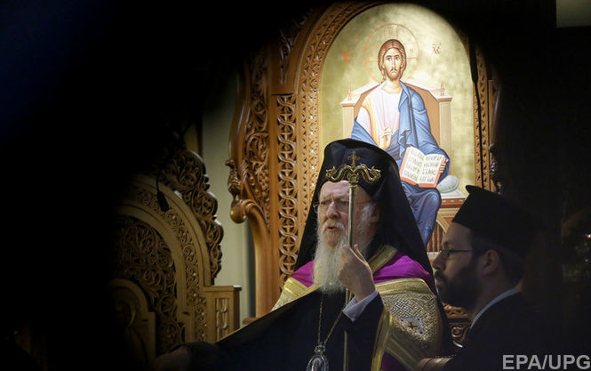  В Константинополе дали знать, что их представители все же примут участие в праздновании юбилея Крещения Руси-Украины, но в Киеве 