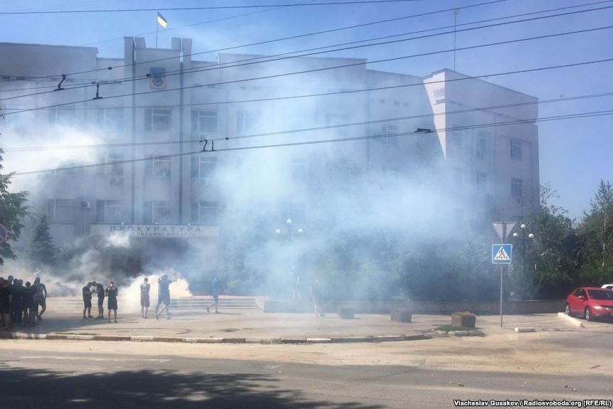 После применения дымовых шашек к активистам вышел прокурор