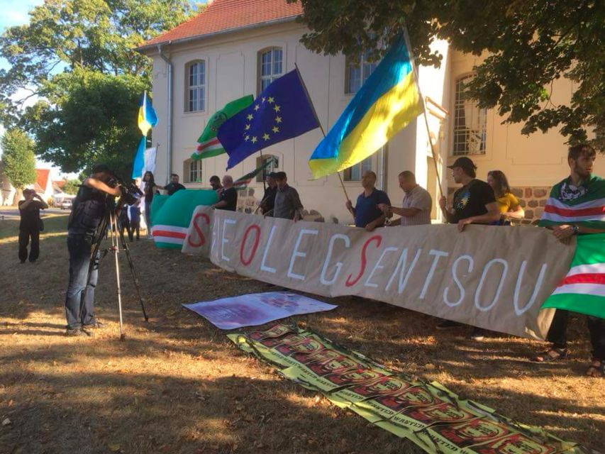 Акция призвана напомнить Меркель о ключевой теме ее встречи с Путиным (Фото: Facebook / Let My People Go Ukraine)