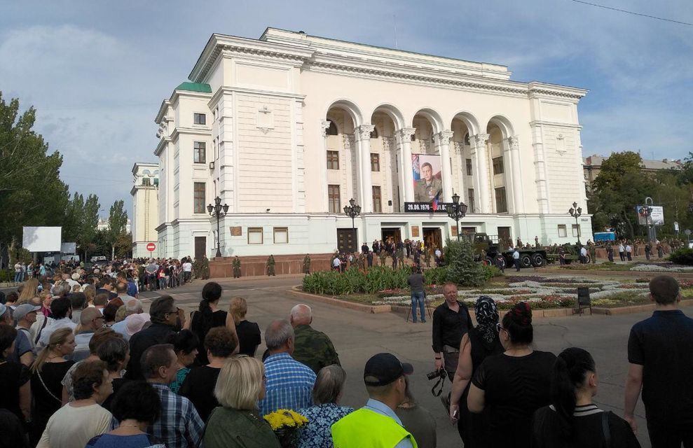  На прощання з бойовиком пригнали бюджетників і студентів 