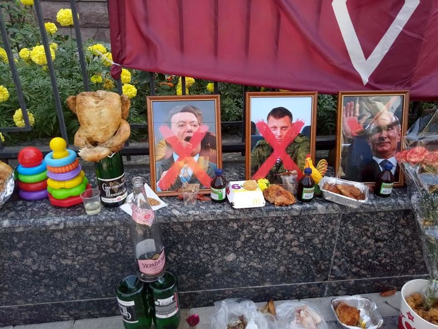 Окрім шампанського, активісти принесли до відомства курей-гриль та настоянку глоду